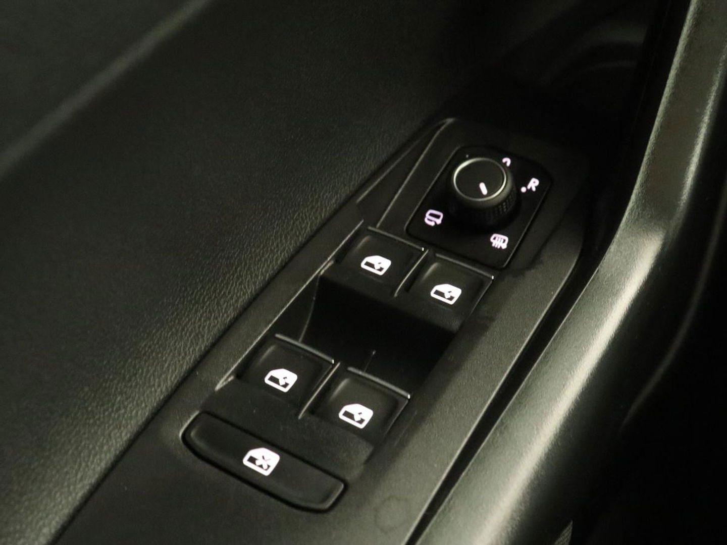 Volkswagen Taigo 1.0 TSI R-Line | Panoramadak| Camera | Virtual cockpit | Stoelverwarming | Navigatie | Carplay | LMV 18 inch | Getint glas | LED