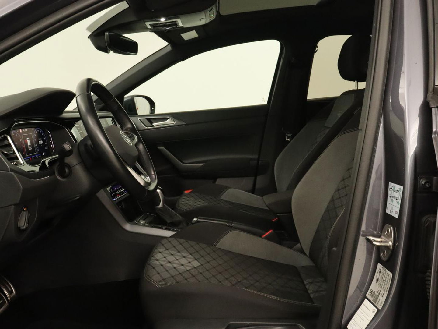 Volkswagen Taigo 1.0 TSI R-Line | Panoramadak| Camera | Virtual cockpit | Stoelverwarming | Navigatie | Carplay | LMV 18 inch | Getint glas | LED