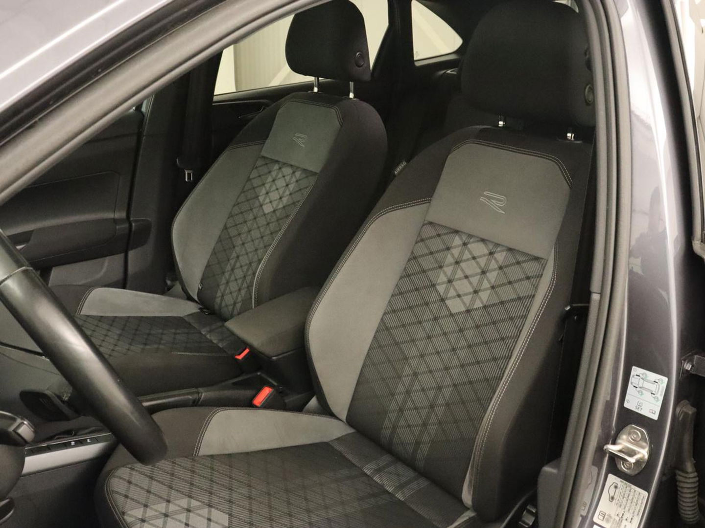 Volkswagen Taigo 1.0 TSI R-Line | Panoramadak| Camera | Virtual cockpit | Stoelverwarming | Navigatie | Carplay | LMV 18 inch | Getint glas | LED
