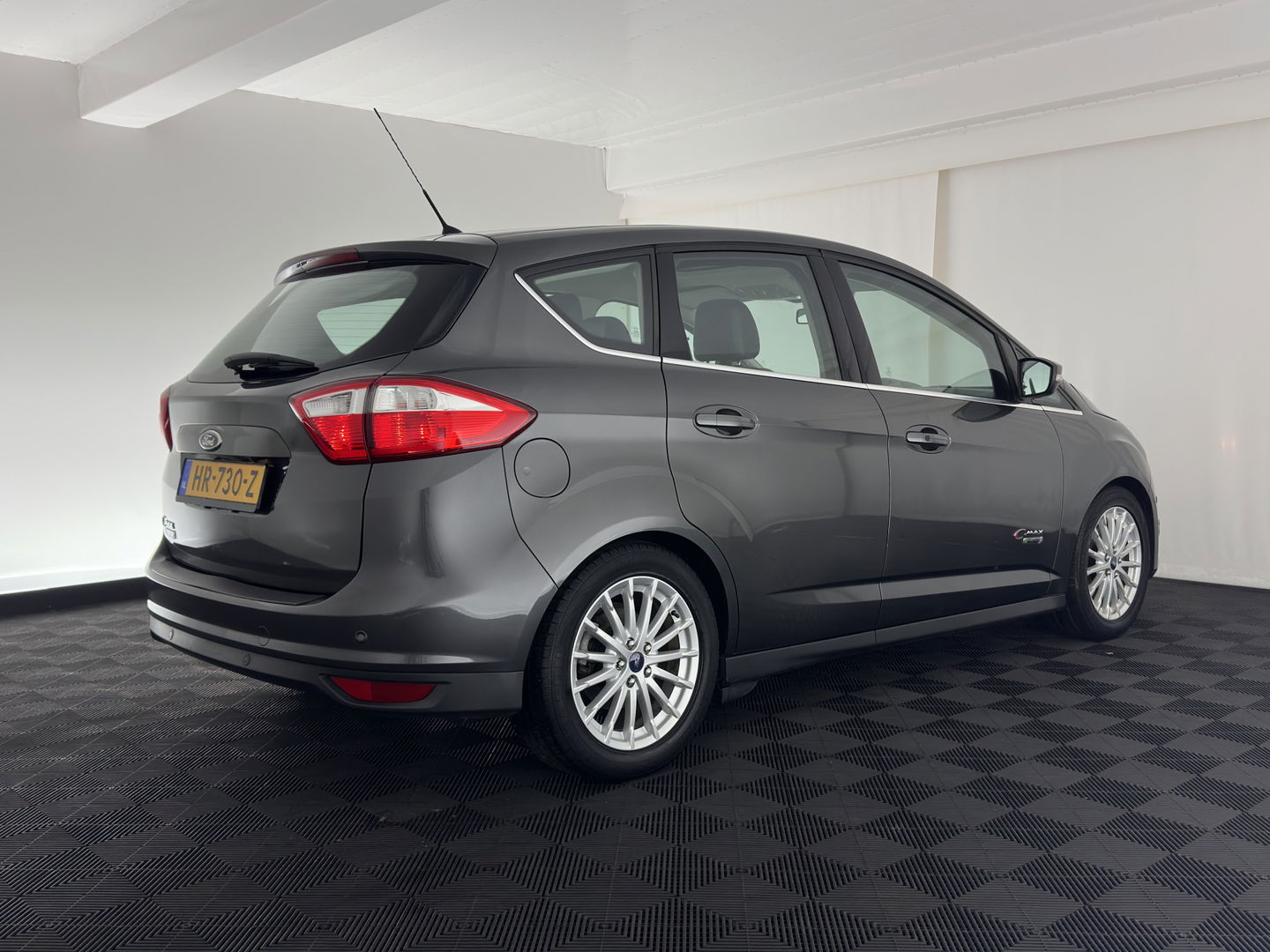 Ford C-MAX 2.0 Plug-in Hybrid Titanium Plus Aut. *PANO | LUXURY-LEATHER | NAVI-FULLMAP | CAMERA | KEYLESS | HEATED-COMFORT-SEATS | ECC | DIGI-COCKPIT | PDC | 17''ALU*