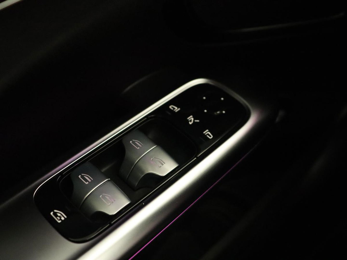 Mercedes-Benz C-Klasse 300 e AMG Line | Panoramadak | Wegklapbare trekhaak | Sfeerverlichting | Elektrische stoelen | Stoelverwarming | 360 Camera | Leder | Memory | Carplay