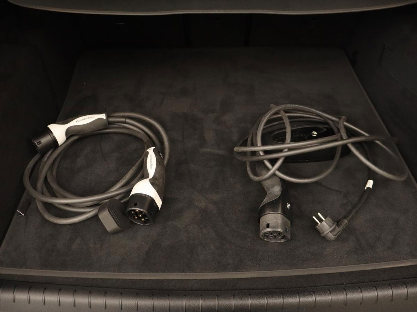 Mercedes-Benz C-Klasse 300 e AMG Line | Panoramadak | Wegklapbare trekhaak | Sfeerverlichting | Elektrische stoelen | Stoelverwarming | 360 Camera | Leder | Memory | Carplay