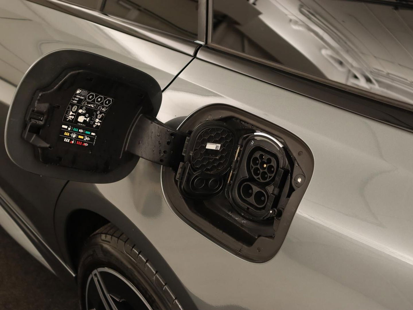 Mercedes-Benz C-Klasse 300 e AMG Line | Panoramadak | Wegklapbare trekhaak | Sfeerverlichting | Elektrische stoelen | Stoelverwarming | 360 Camera | Leder | Memory | Carplay