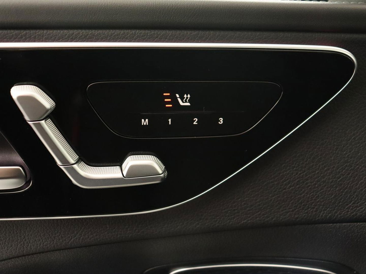 Mercedes-Benz C-Klasse 300 e AMG Line | Panoramadak | Wegklapbare trekhaak | Sfeerverlichting | Elektrische stoelen | Stoelverwarming | 360 Camera | Leder | Memory | Carplay