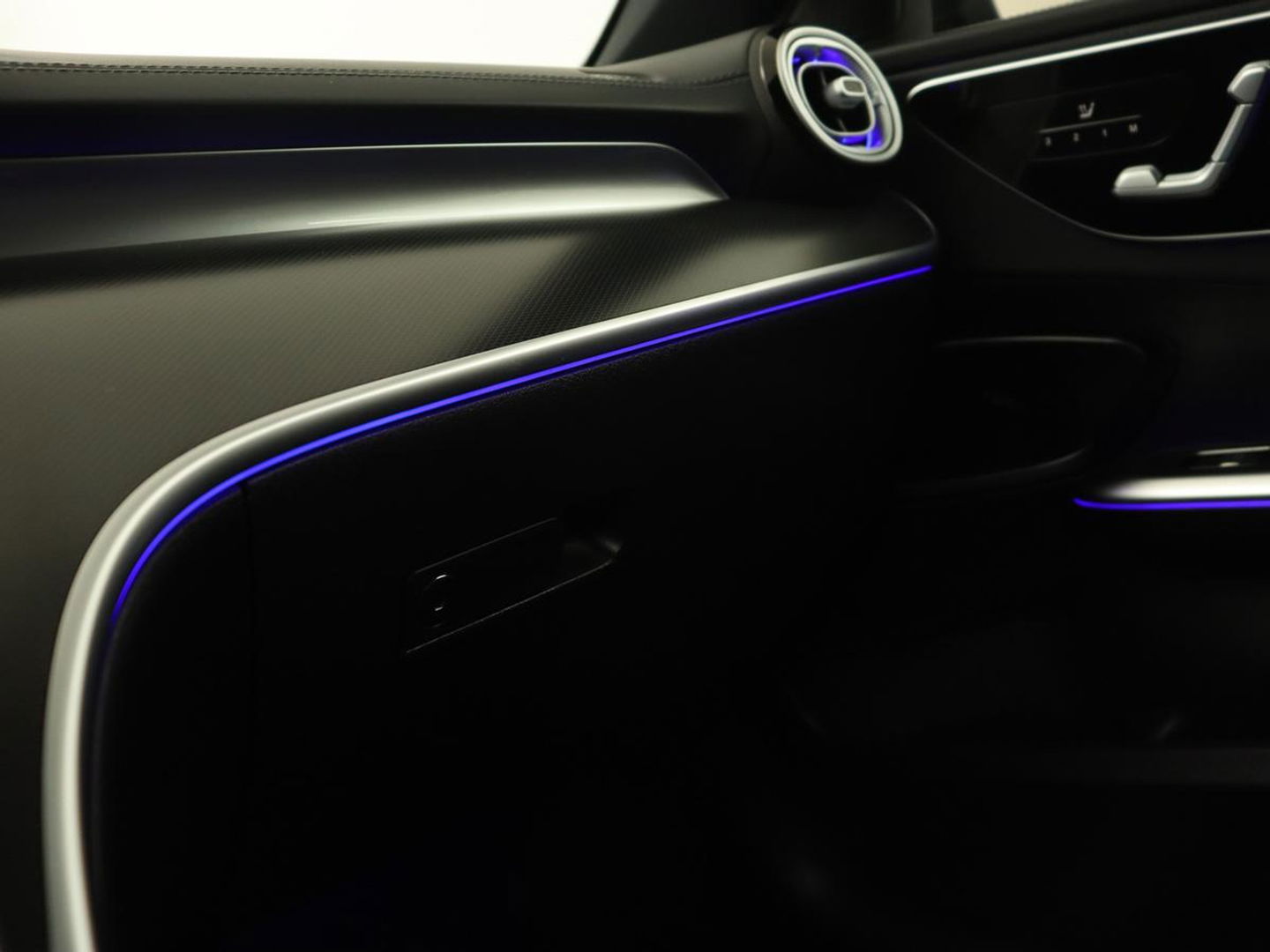 Mercedes-Benz C-Klasse 300 e AMG Line | Panoramadak | Wegklapbare trekhaak | Sfeerverlichting | Elektrische stoelen | Stoelverwarming | 360 Camera | Leder | Memory | Carplay