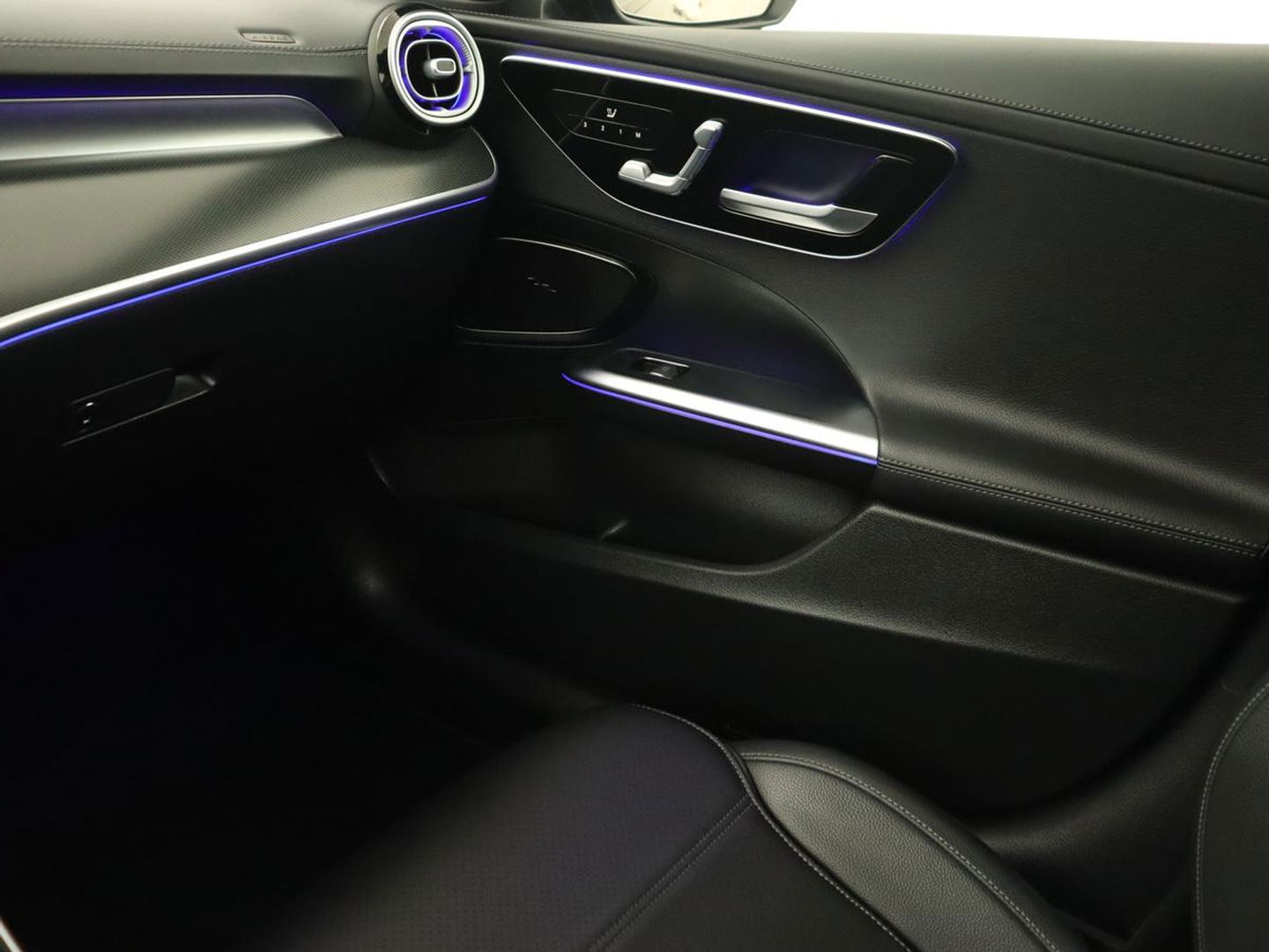 Mercedes-Benz C-Klasse 300 e AMG Line | Panoramadak | Wegklapbare trekhaak | Sfeerverlichting | Elektrische stoelen | Stoelverwarming | 360 Camera | Leder | Memory | Carplay