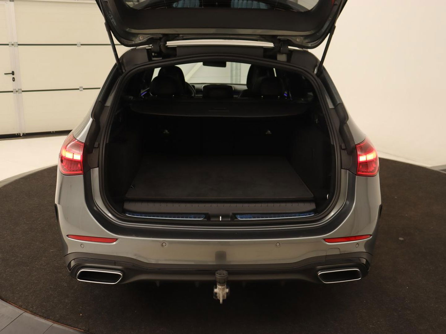 Mercedes-Benz C-Klasse 300 e AMG Line | Panoramadak | Wegklapbare trekhaak | Sfeerverlichting | Elektrische stoelen | Stoelverwarming | 360 Camera | Leder | Memory | Carplay
