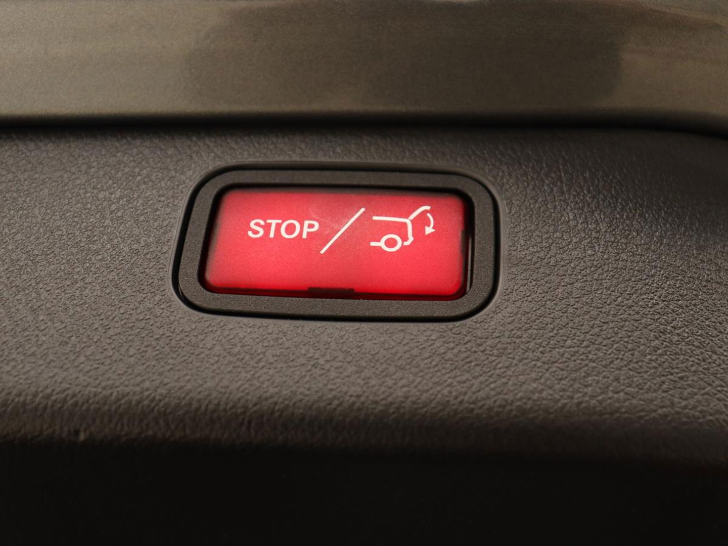 Mercedes-Benz C-Klasse 300 e AMG Line | Panoramadak | Wegklapbare trekhaak | Sfeerverlichting | Elektrische stoelen | Stoelverwarming | 360 Camera | Leder | Memory | Carplay