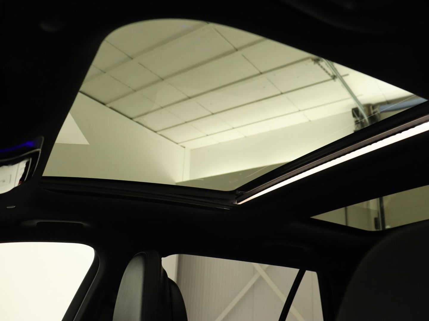 Mercedes-Benz C-Klasse 300 e AMG Line | Panoramadak | Wegklapbare trekhaak | Sfeerverlichting | Elektrische stoelen | Stoelverwarming | 360 Camera | Leder | Memory | Carplay