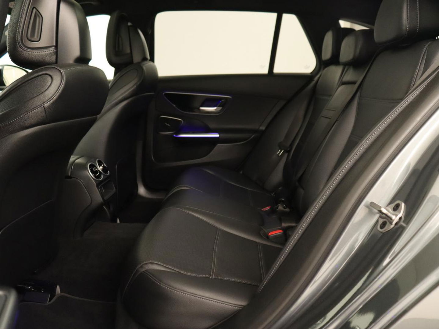 Mercedes-Benz C-Klasse 300 e AMG Line | Panoramadak | Wegklapbare trekhaak | Sfeerverlichting | Elektrische stoelen | Stoelverwarming | 360 Camera | Leder | Memory | Carplay