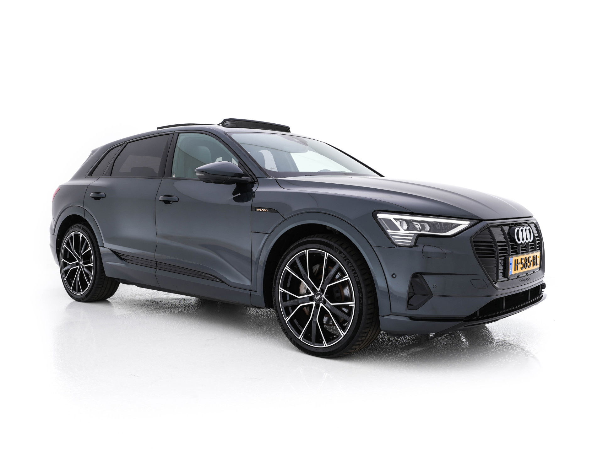 Audi e-tron 55 quattro advanced 95 kWh [3-Fase] {SOH-92%} *PANO | LUXURY-LEATHER | FULL-LED | BANG&OLUFSEN | ADAPTIVE-CRUISE | MEMORY-PACK | BLIND-SPOT | TOP-VIEW | SPORT/HEATED-SEATS | KEYLESS | DAB+ | ECC | PDC | 22''ALU*