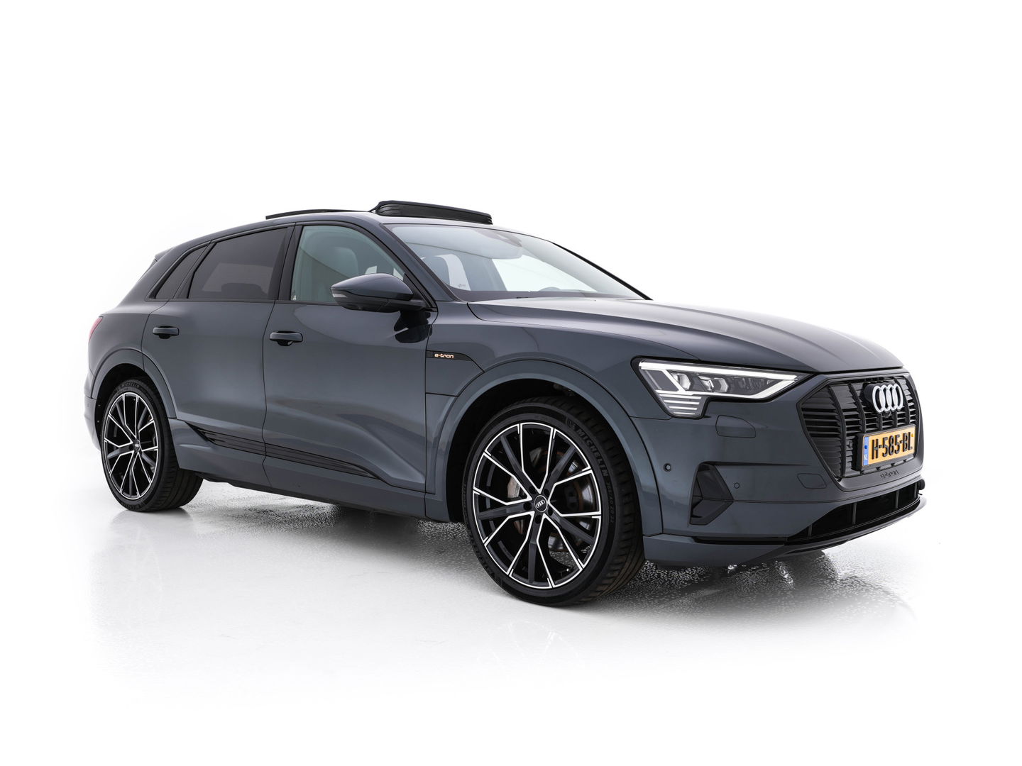 Audi e-tron 55 quattro advanced 95 kWh [3-Fase] {SOH-92%} *PANO | LUXURY-LEATHER | FULL-LED | BANG&OLUFSEN | ADAPTIVE-CRUISE | MEMORY-PACK | BLIND-SPOT | TOP-VIEW | SPORT/HEATED-SEATS | KEYLESS | DAB+ | ECC | PDC | 22''ALU*