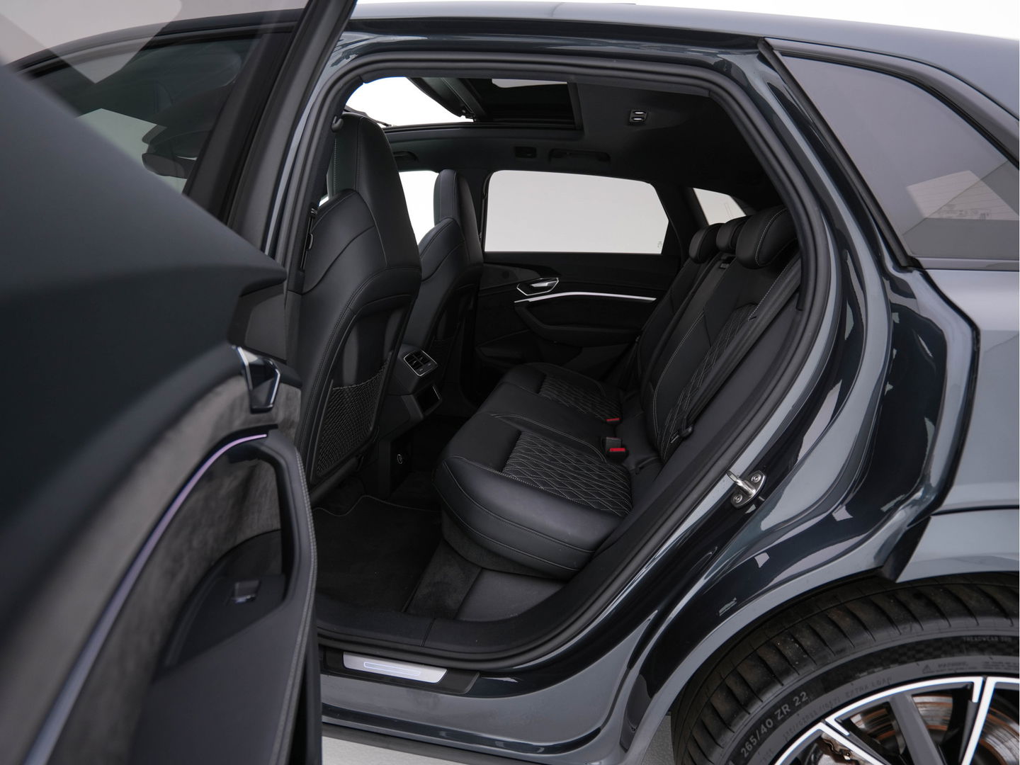 Audi e-tron 55 quattro advanced 95 kWh [3-Fase] {SOH-92%} *PANO | LUXURY-LEATHER | FULL-LED | BANG&OLUFSEN | ADAPTIVE-CRUISE | MEMORY-PACK | BLIND-SPOT | TOP-VIEW | SPORT/HEATED-SEATS | KEYLESS | DAB+ | ECC | PDC | 22''ALU*