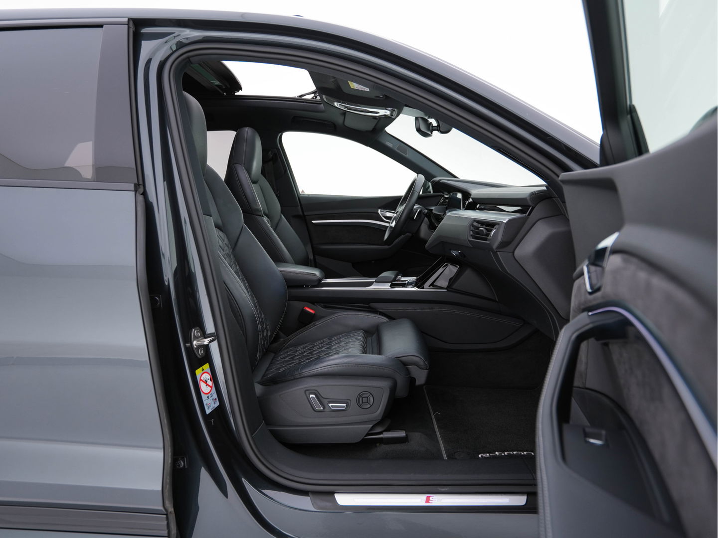 Audi e-tron 55 quattro advanced 95 kWh [3-Fase] {SOH-92%} *PANO | LUXURY-LEATHER | FULL-LED | BANG&OLUFSEN | ADAPTIVE-CRUISE | MEMORY-PACK | BLIND-SPOT | TOP-VIEW | SPORT/HEATED-SEATS | KEYLESS | DAB+ | ECC | PDC | 22''ALU*