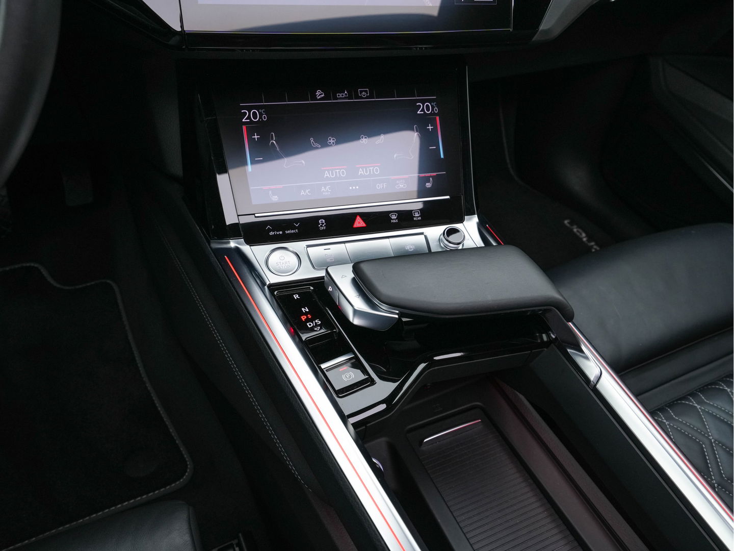 Audi e-tron 55 quattro advanced 95 kWh [3-Fase] {SOH-92%} *PANO | LUXURY-LEATHER | FULL-LED | BANG&OLUFSEN | ADAPTIVE-CRUISE | MEMORY-PACK | BLIND-SPOT | TOP-VIEW | SPORT/HEATED-SEATS | KEYLESS | DAB+ | ECC | PDC | 22''ALU*