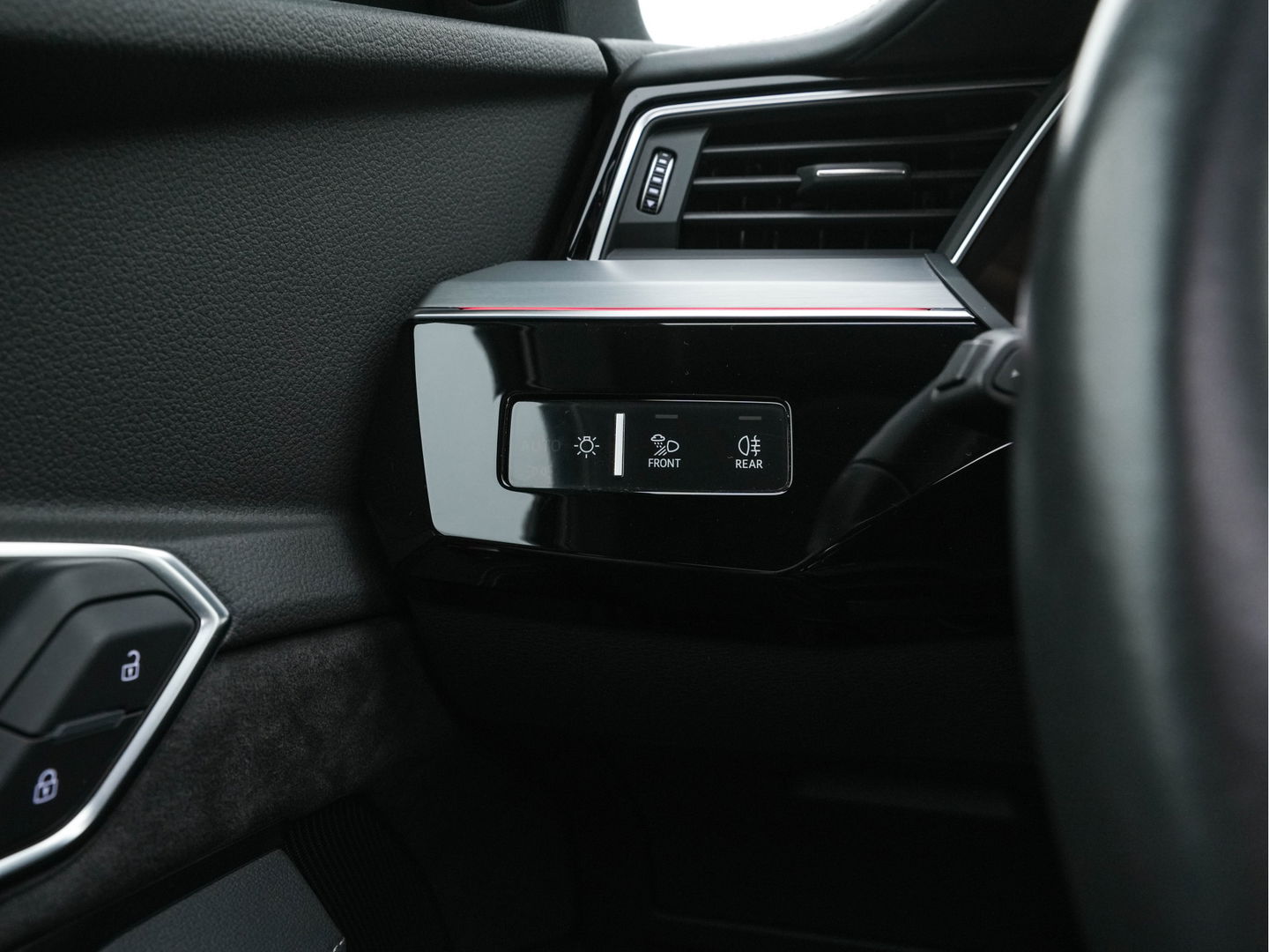 Audi e-tron 55 quattro advanced 95 kWh [3-Fase] {SOH-92%} *PANO | LUXURY-LEATHER | FULL-LED | BANG&OLUFSEN | ADAPTIVE-CRUISE | MEMORY-PACK | BLIND-SPOT | TOP-VIEW | SPORT/HEATED-SEATS | KEYLESS | DAB+ | ECC | PDC | 22''ALU*