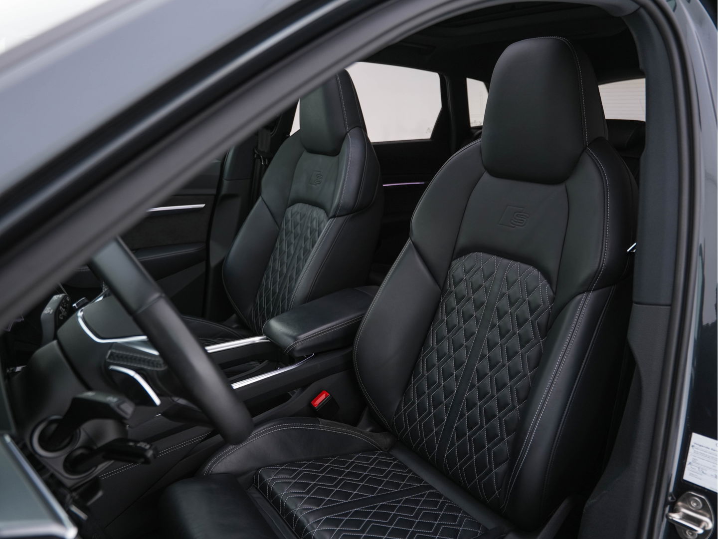 Audi e-tron 55 quattro advanced 95 kWh [3-Fase] {SOH-92%} *PANO | LUXURY-LEATHER | FULL-LED | BANG&OLUFSEN | ADAPTIVE-CRUISE | MEMORY-PACK | BLIND-SPOT | TOP-VIEW | SPORT/HEATED-SEATS | KEYLESS | DAB+ | ECC | PDC | 22''ALU*