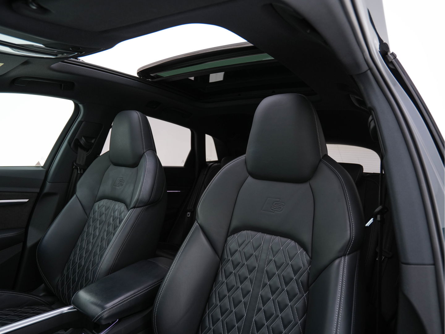 Audi e-tron 55 quattro advanced 95 kWh [3-Fase] {SOH-92%} *PANO | LUXURY-LEATHER | FULL-LED | BANG&OLUFSEN | ADAPTIVE-CRUISE | MEMORY-PACK | BLIND-SPOT | TOP-VIEW | SPORT/HEATED-SEATS | KEYLESS | DAB+ | ECC | PDC | 22''ALU*