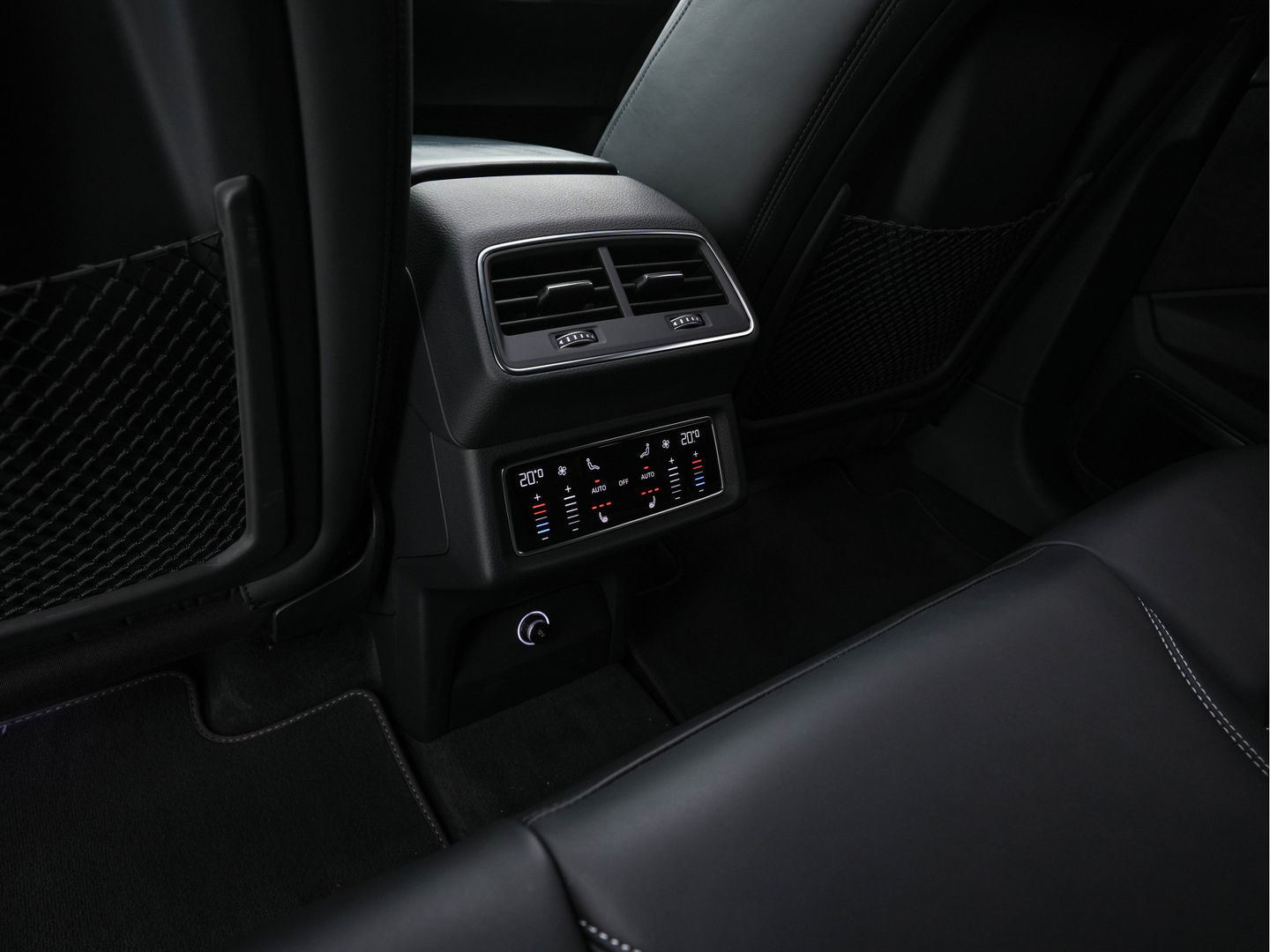 Audi e-tron 55 quattro advanced 95 kWh [3-Fase] {SOH-92%} *PANO | LUXURY-LEATHER | FULL-LED | BANG&OLUFSEN | ADAPTIVE-CRUISE | MEMORY-PACK | BLIND-SPOT | TOP-VIEW | SPORT/HEATED-SEATS | KEYLESS | DAB+ | ECC | PDC | 22''ALU*