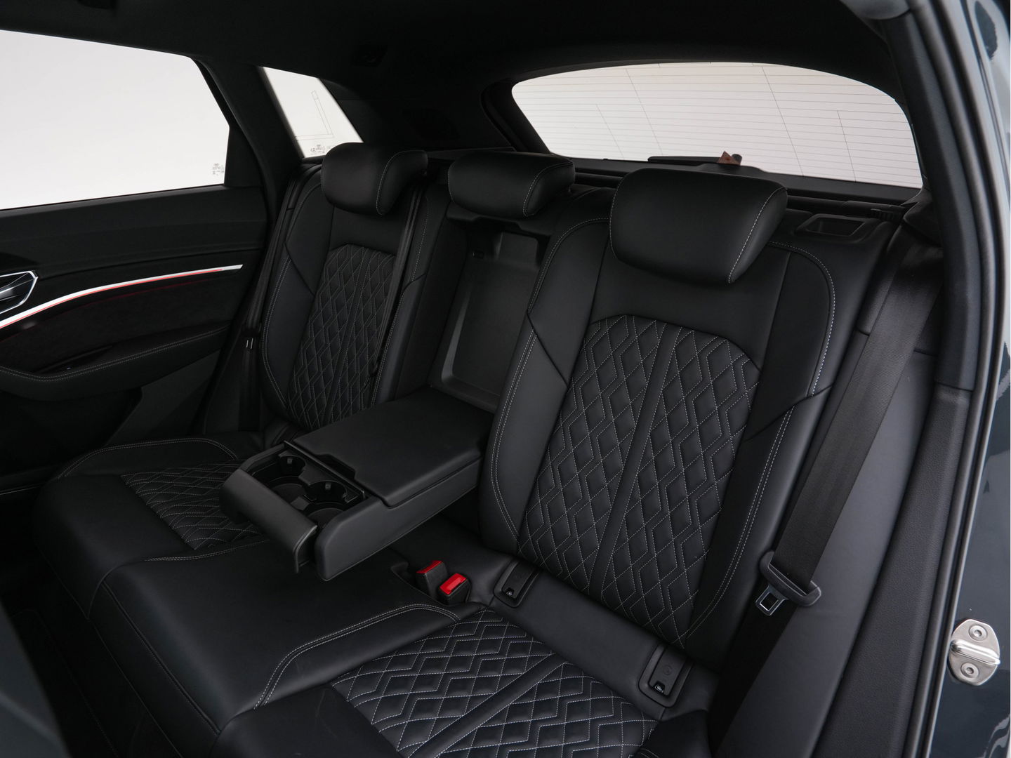 Audi e-tron 55 quattro advanced 95 kWh [3-Fase] {SOH-92%} *PANO | LUXURY-LEATHER | FULL-LED | BANG&OLUFSEN | ADAPTIVE-CRUISE | MEMORY-PACK | BLIND-SPOT | TOP-VIEW | SPORT/HEATED-SEATS | KEYLESS | DAB+ | ECC | PDC | 22''ALU*