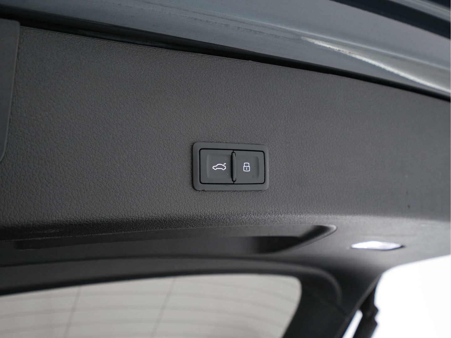 Audi e-tron 55 quattro advanced 95 kWh [3-Fase] {SOH-92%} *PANO | LUXURY-LEATHER | FULL-LED | BANG&OLUFSEN | ADAPTIVE-CRUISE | MEMORY-PACK | BLIND-SPOT | TOP-VIEW | SPORT/HEATED-SEATS | KEYLESS | DAB+ | ECC | PDC | 22''ALU*