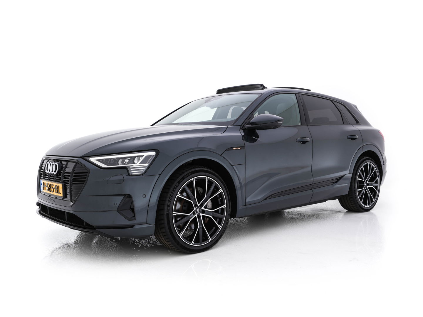 Audi e-tron 55 quattro advanced 95 kWh [3-Fase] {SOH-92%} *PANO | LUXURY-LEATHER | FULL-LED | BANG&OLUFSEN | ADAPTIVE-CRUISE | MEMORY-PACK | BLIND-SPOT | TOP-VIEW | SPORT/HEATED-SEATS | KEYLESS | DAB+ | ECC | PDC | 22''ALU*