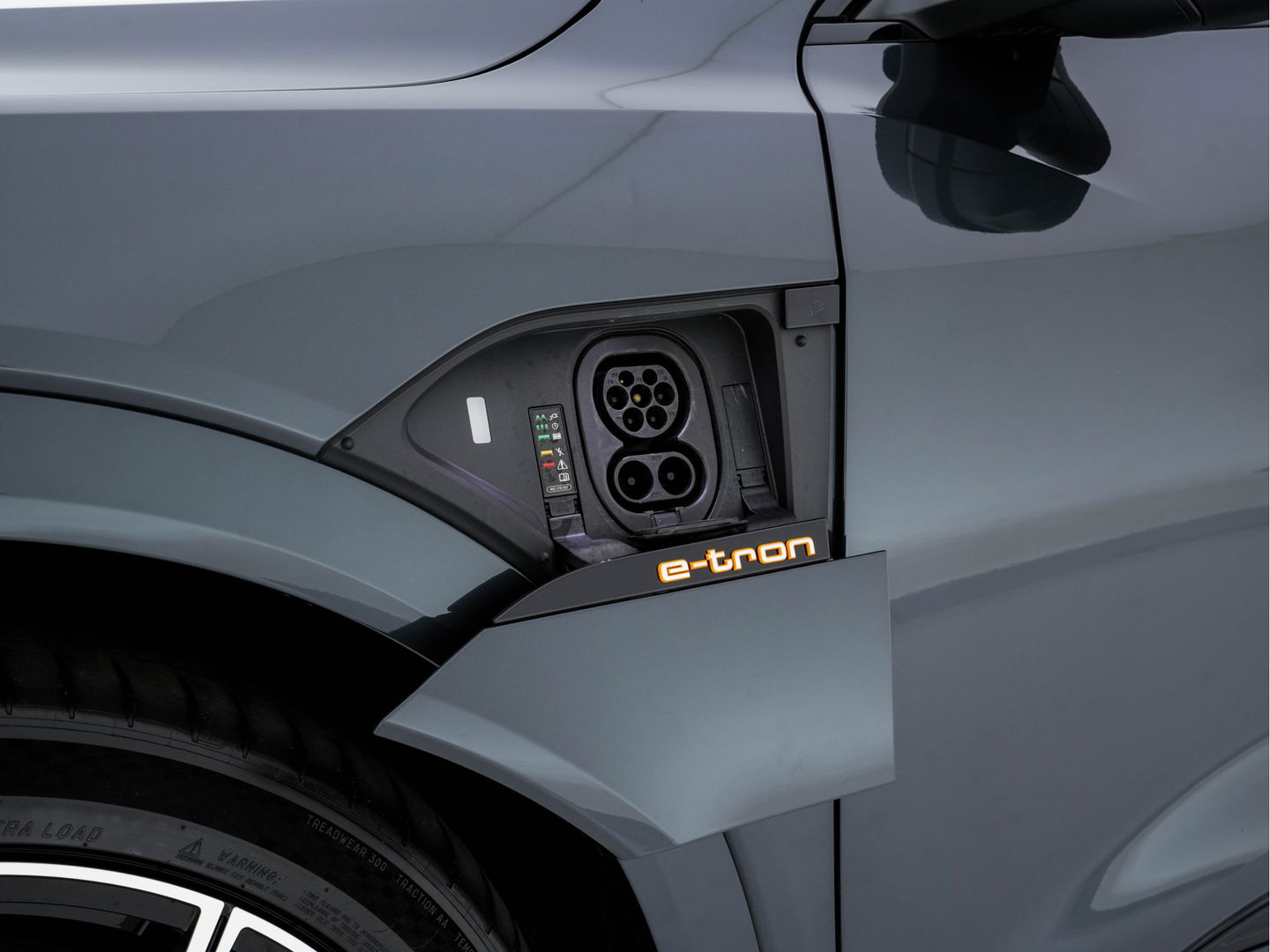 Audi e-tron 55 quattro advanced 95 kWh [3-Fase] {SOH-92%} *PANO | LUXURY-LEATHER | FULL-LED | BANG&OLUFSEN | ADAPTIVE-CRUISE | MEMORY-PACK | BLIND-SPOT | TOP-VIEW | SPORT/HEATED-SEATS | KEYLESS | DAB+ | ECC | PDC | 22''ALU*