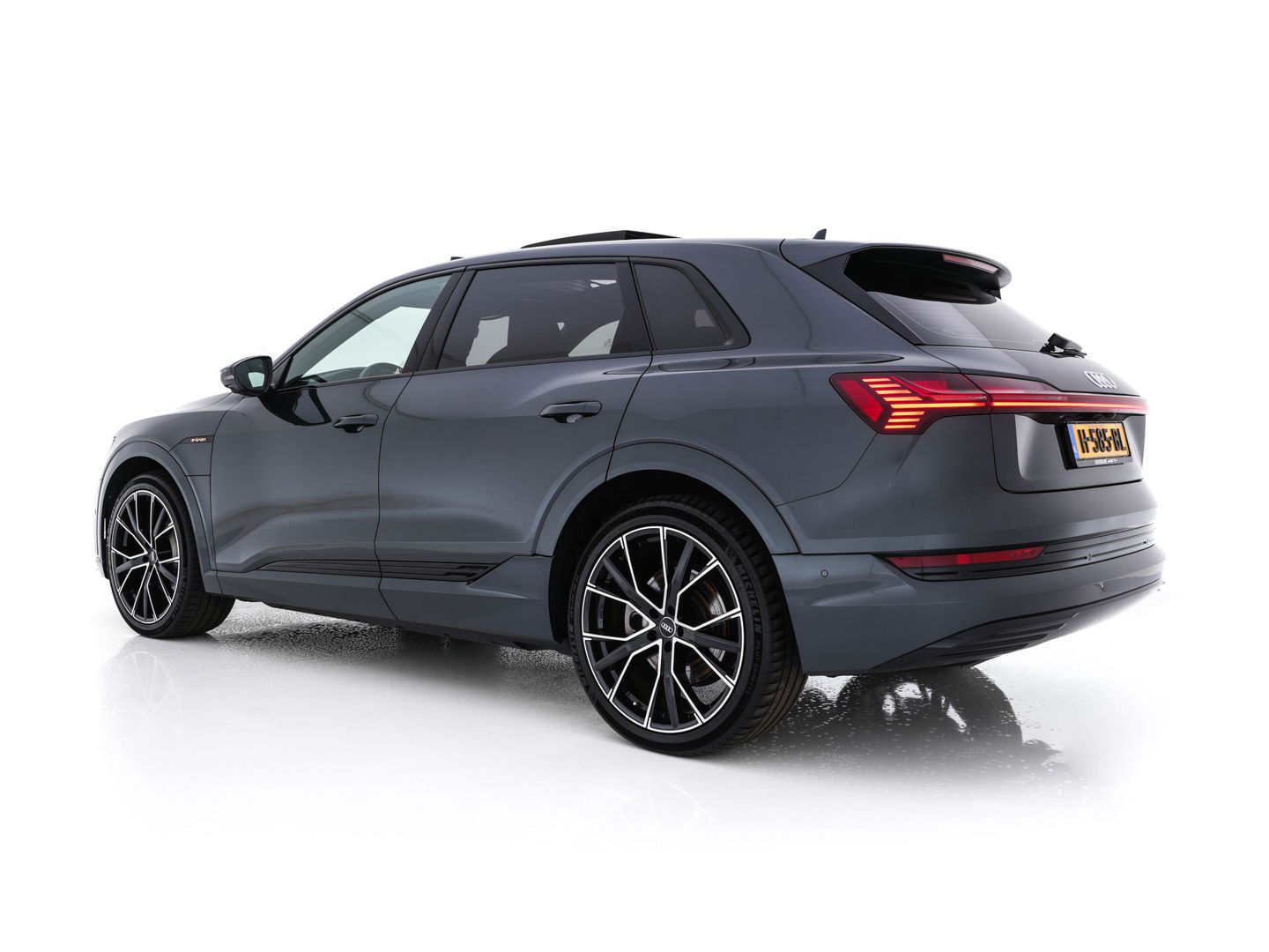 Audi e-tron 55 quattro advanced 95 kWh [3-Fase] {SOH-92%} *PANO | LUXURY-LEATHER | FULL-LED | BANG&OLUFSEN | ADAPTIVE-CRUISE | MEMORY-PACK | BLIND-SPOT | TOP-VIEW | SPORT/HEATED-SEATS | KEYLESS | DAB+ | ECC | PDC | 22''ALU*