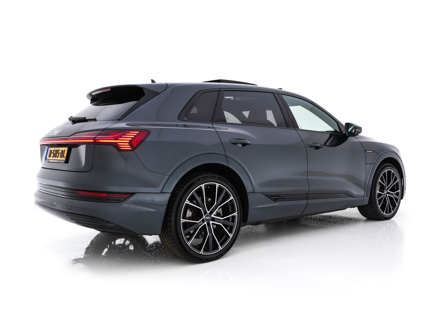 Audi e-tron 55 quattro advanced 95 kWh [3-Fase] {SOH-92%} *PANO | LUXURY-LEATHER | FULL-LED | BANG&OLUFSEN | ADAPTIVE-CRUISE | MEMORY-PACK | BLIND-SPOT | TOP-VIEW | SPORT/HEATED-SEATS | KEYLESS | DAB+ | ECC | PDC | 22''ALU*