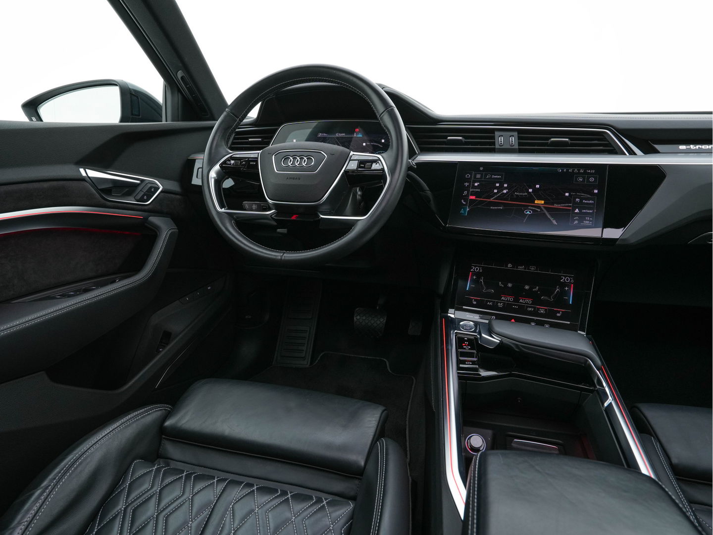 Audi e-tron 55 quattro advanced 95 kWh [3-Fase] {SOH-92%} *PANO | LUXURY-LEATHER | FULL-LED | BANG&OLUFSEN | ADAPTIVE-CRUISE | MEMORY-PACK | BLIND-SPOT | TOP-VIEW | SPORT/HEATED-SEATS | KEYLESS | DAB+ | ECC | PDC | 22''ALU*