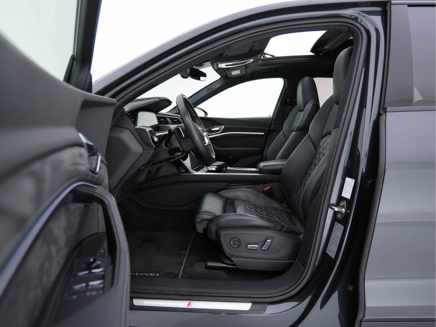 Audi e-tron 55 quattro advanced 95 kWh [3-Fase] {SOH-92%} *PANO | LUXURY-LEATHER | FULL-LED | BANG&OLUFSEN | ADAPTIVE-CRUISE | MEMORY-PACK | BLIND-SPOT | TOP-VIEW | SPORT/HEATED-SEATS | KEYLESS | DAB+ | ECC | PDC | 22''ALU*