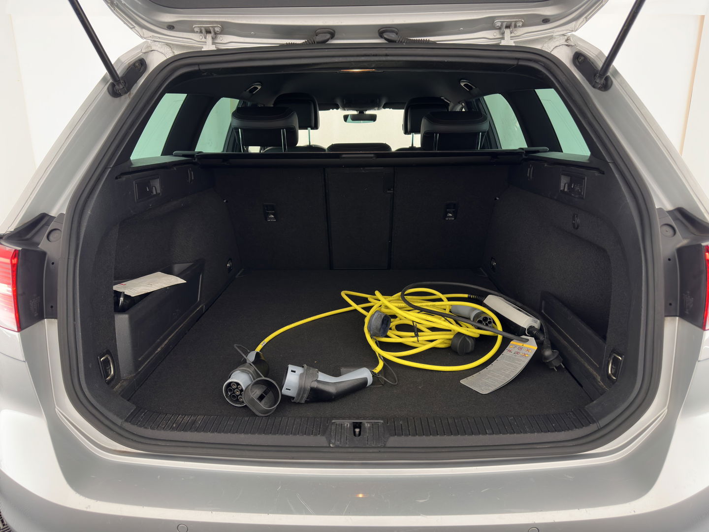 Volkswagen Passat Variant 1.4 TSI GTE (INCL.BTW) *HEAD-UP | FULL-LED | LEATHER-MICROFIBRE | DIGI-COCKPIT | KEYLESS | CAMERA | NAVI-FULLMAP | HEATED-COMFORTSEATS | AMBIENT-LIGHT | PRIVACY-GLASS | 17''ALU | TOWBAR*
