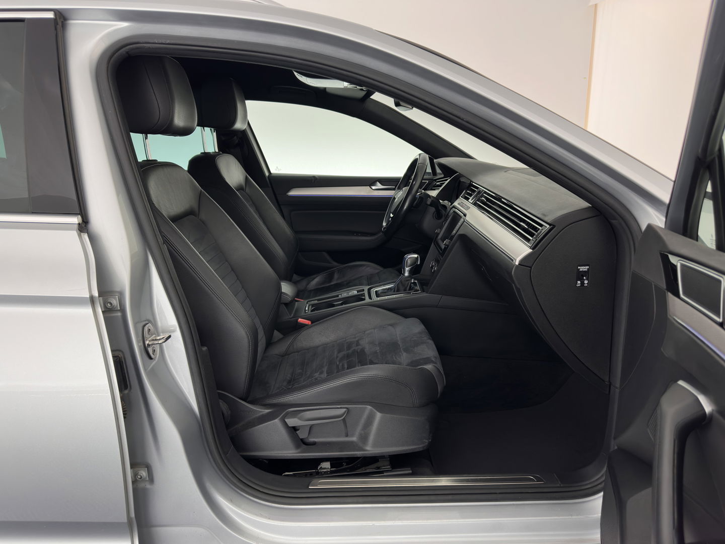 Volkswagen Passat Variant 1.4 TSI GTE (INCL.BTW) *HEAD-UP | FULL-LED | LEATHER-MICROFIBRE | DIGI-COCKPIT | KEYLESS | CAMERA | NAVI-FULLMAP | HEATED-COMFORTSEATS | AMBIENT-LIGHT | PRIVACY-GLASS | 17''ALU | TOWBAR*