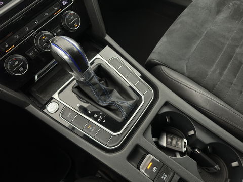 Volkswagen Passat Variant 1.4 TSI GTE (INCL.BTW) *HEAD-UP | FULL-LED | LEATHER-MICROFIBRE | DIGI-COCKPIT | KEYLESS | CAMERA | NAVI-FULLMAP | HEATED-COMFORTSEATS | AMBIENT-LIGHT | PRIVACY-GLASS | 17''ALU | TOWBAR*