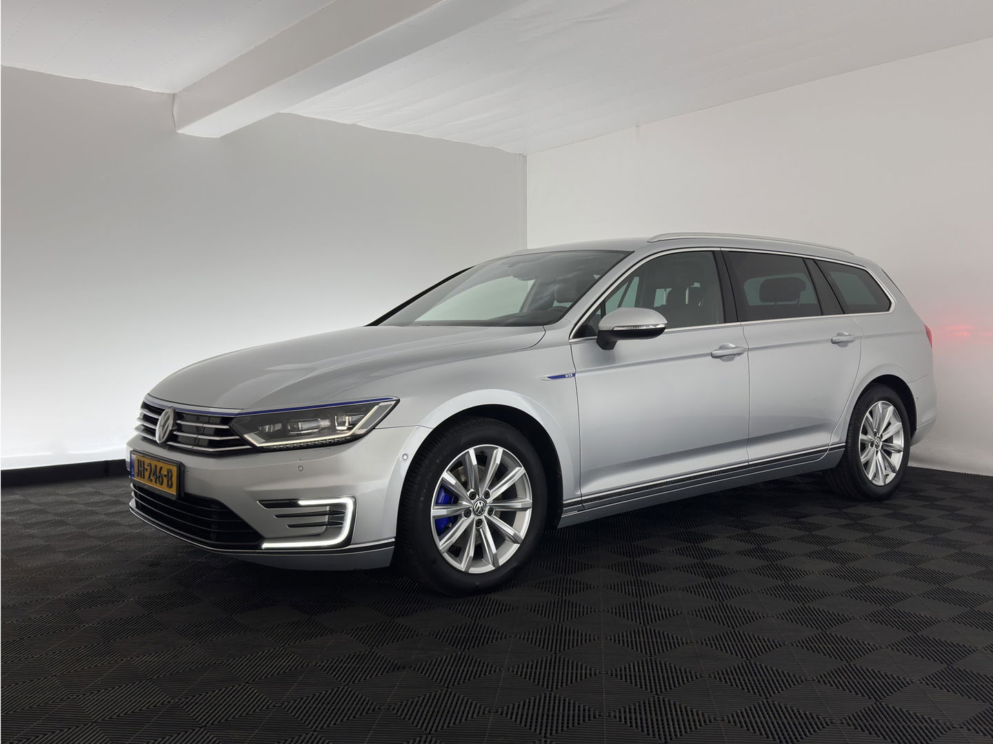 Volkswagen Passat Variant 1.4 TSI GTE (INCL.BTW) *HEAD-UP | FULL-LED | LEATHER-MICROFIBRE | DIGI-COCKPIT | KEYLESS | CAMERA | NAVI-FULLMAP | HEATED-COMFORTSEATS | AMBIENT-LIGHT | PRIVACY-GLASS | 17''ALU | TOWBAR*