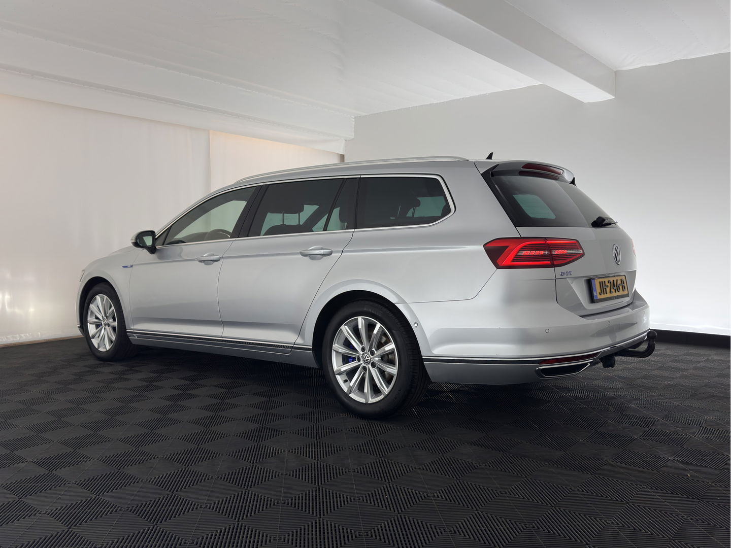 Volkswagen Passat Variant 1.4 TSI GTE (INCL.BTW) *HEAD-UP | FULL-LED | LEATHER-MICROFIBRE | DIGI-COCKPIT | KEYLESS | CAMERA | NAVI-FULLMAP | HEATED-COMFORTSEATS | AMBIENT-LIGHT | PRIVACY-GLASS | 17''ALU | TOWBAR*