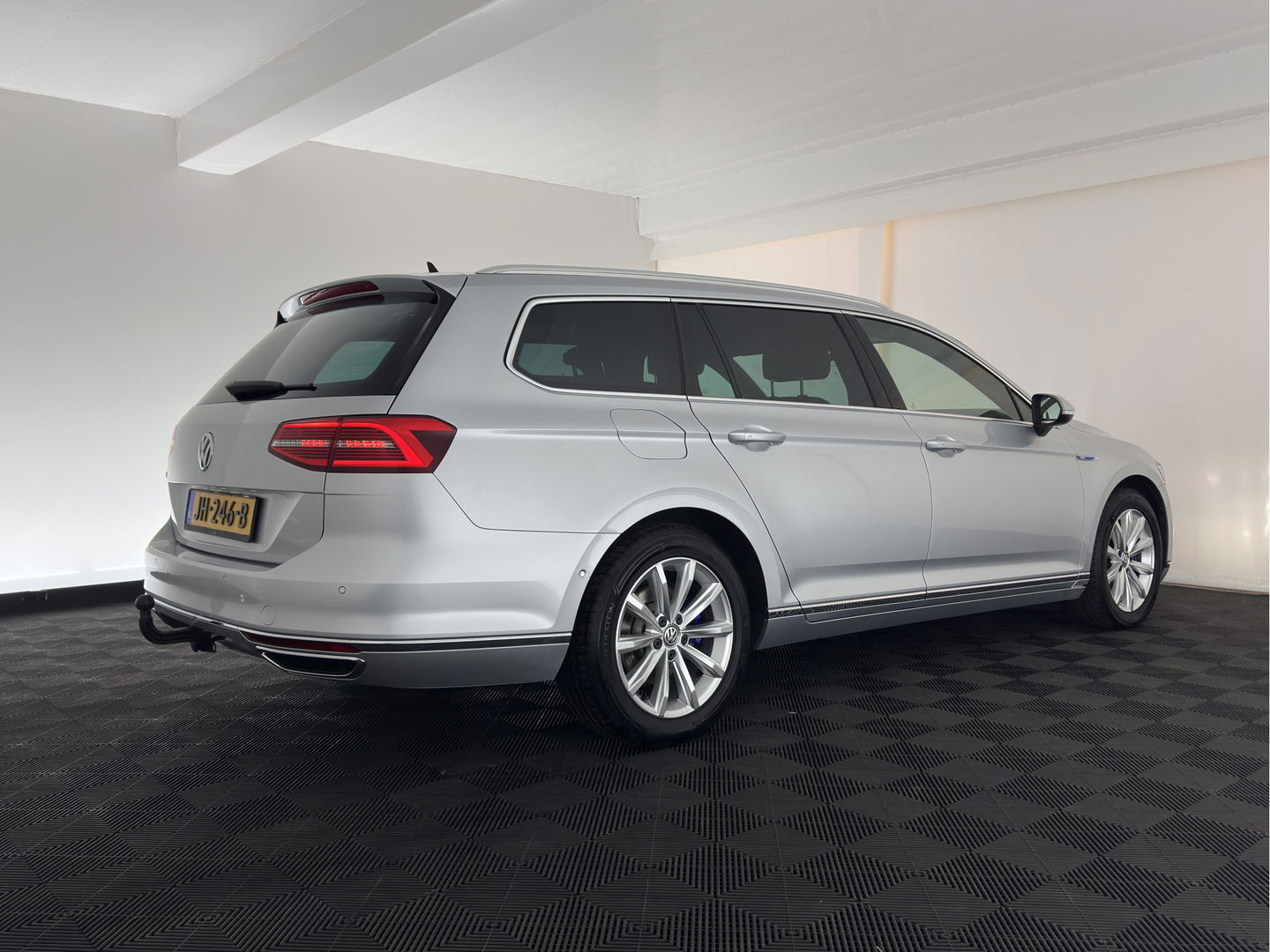 Volkswagen Passat Variant 1.4 TSI GTE (INCL.BTW) *HEAD-UP | FULL-LED | LEATHER-MICROFIBRE | DIGI-COCKPIT | KEYLESS | CAMERA | NAVI-FULLMAP | HEATED-COMFORTSEATS | AMBIENT-LIGHT | PRIVACY-GLASS | 17''ALU | TOWBAR*