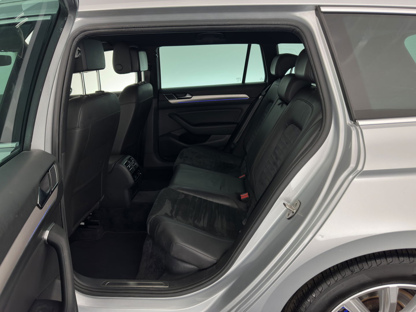 Volkswagen Passat Variant 1.4 TSI GTE (INCL.BTW) *HEAD-UP | FULL-LED | LEATHER-MICROFIBRE | DIGI-COCKPIT | KEYLESS | CAMERA | NAVI-FULLMAP | HEATED-COMFORTSEATS | AMBIENT-LIGHT | PRIVACY-GLASS | 17''ALU | TOWBAR*