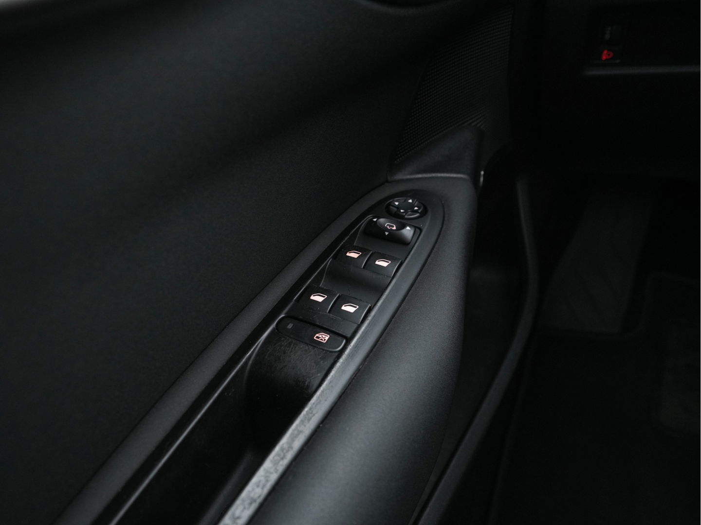 Citroën C4 1.6 HDi Ligne Business *NAVI-FULLMAP | ECC | PDC | CRUISE | TOWBAR | COMFORT-SEATS | PRIVACY-GLASS | 16''ALU*