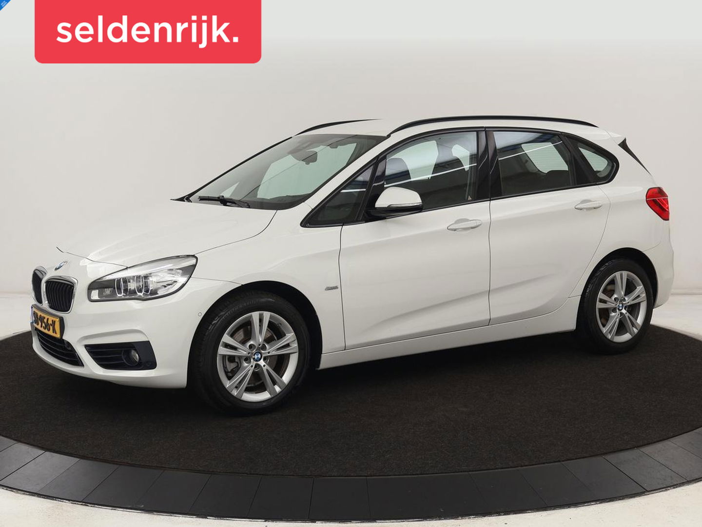 BMW 2 Serie Active Tourer 220i High Executive | Trekhaak | Head-up display | Cruise Control | lederen bekleding | LED koplampen | Navigatie | Stoelverwarming | LMV 17 |