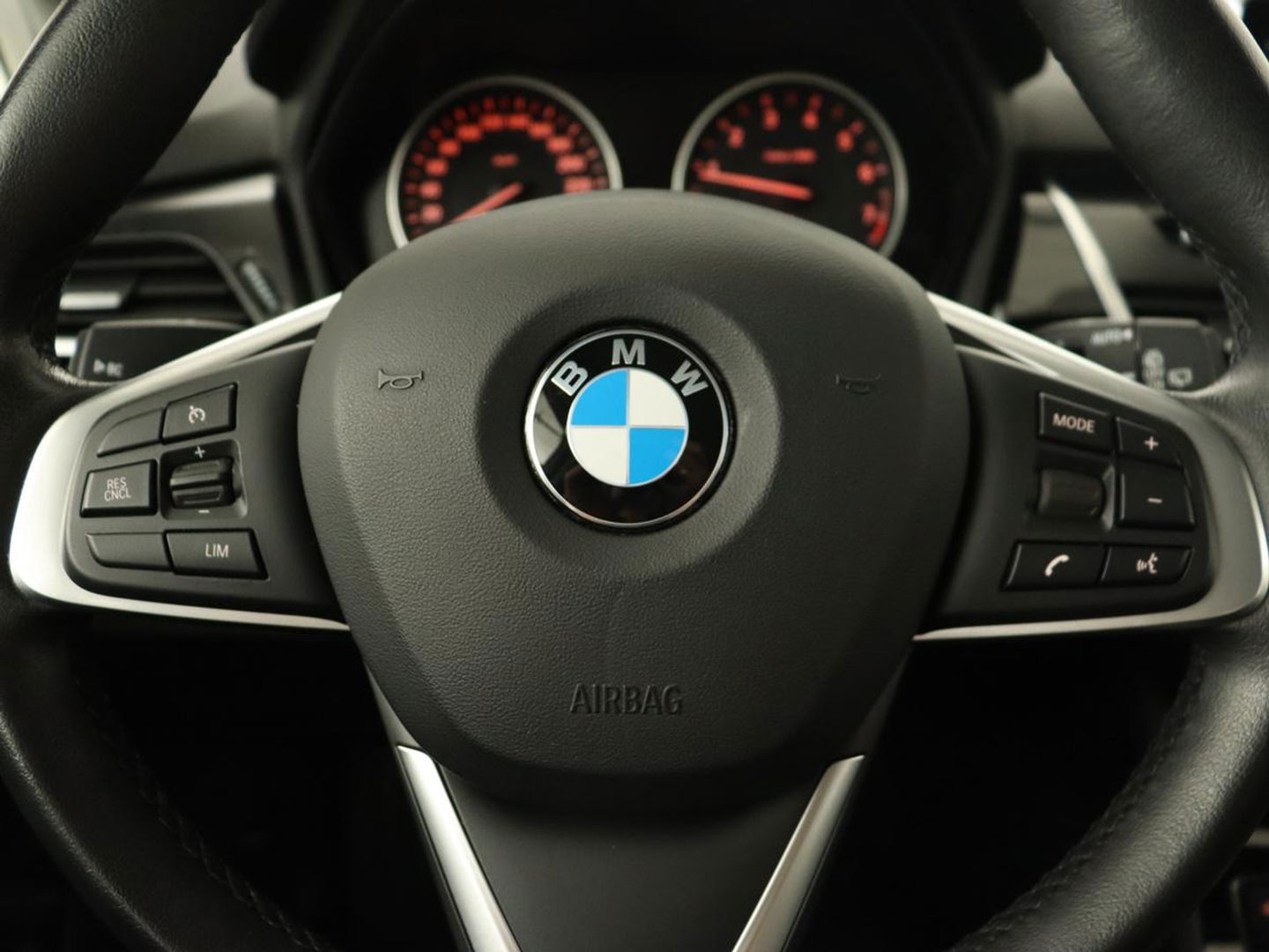 BMW 2 Serie Active Tourer 220i High Executive | Trekhaak | Head-up display | Cruise Control | lederen bekleding | LED koplampen | Navigatie | Stoelverwarming | LMV 17 |