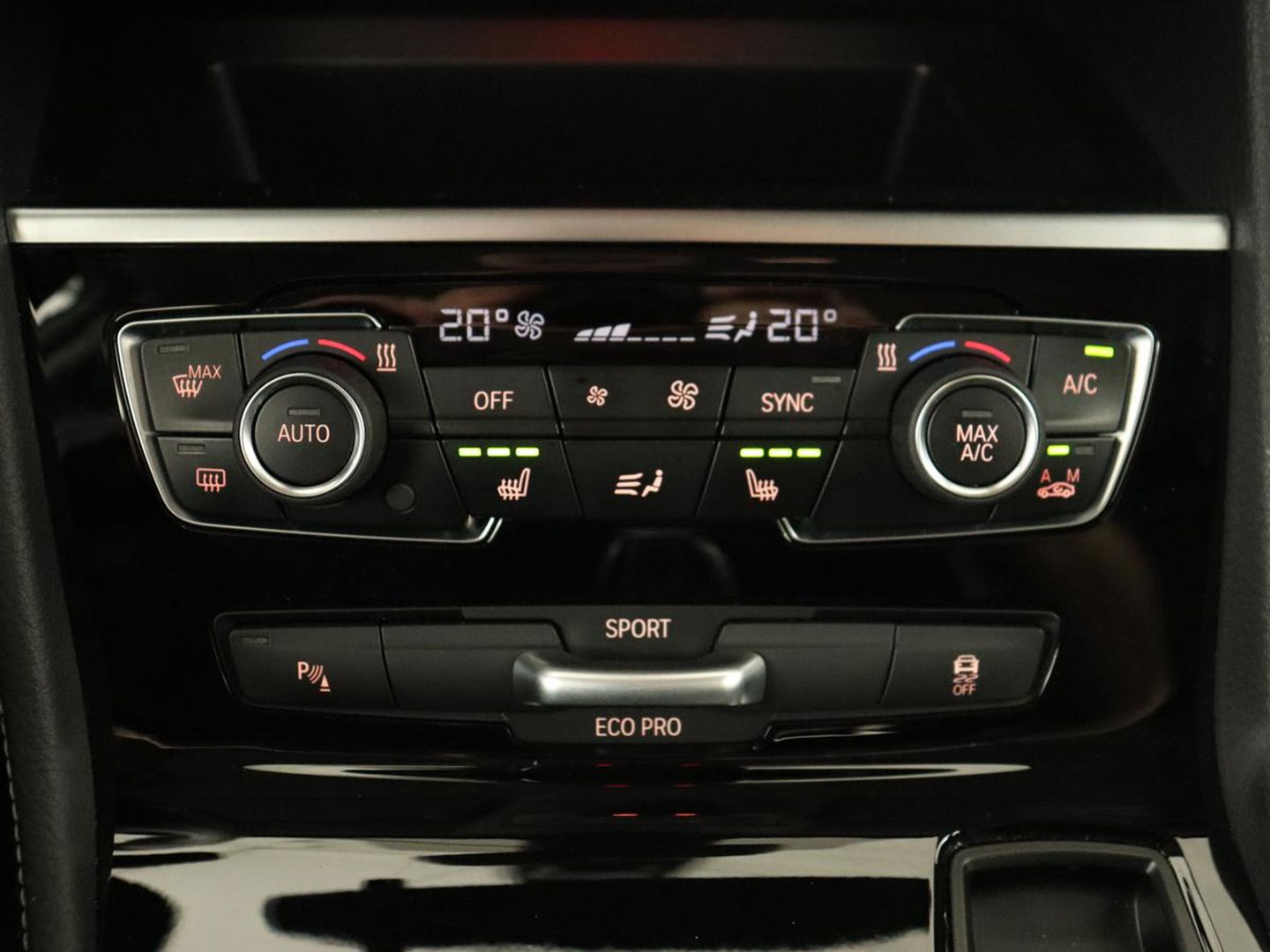 BMW 2 Serie Active Tourer 220i High Executive | Trekhaak | Head-up display | Cruise Control | lederen bekleding | LED koplampen | Navigatie | Stoelverwarming | LMV 17 |