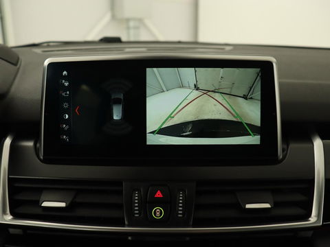 BMW 2 Serie Active Tourer 220i High Executive | Trekhaak | Head-up display | Cruise Control | lederen bekleding | LED koplampen | Navigatie | Stoelverwarming | LMV 17 |