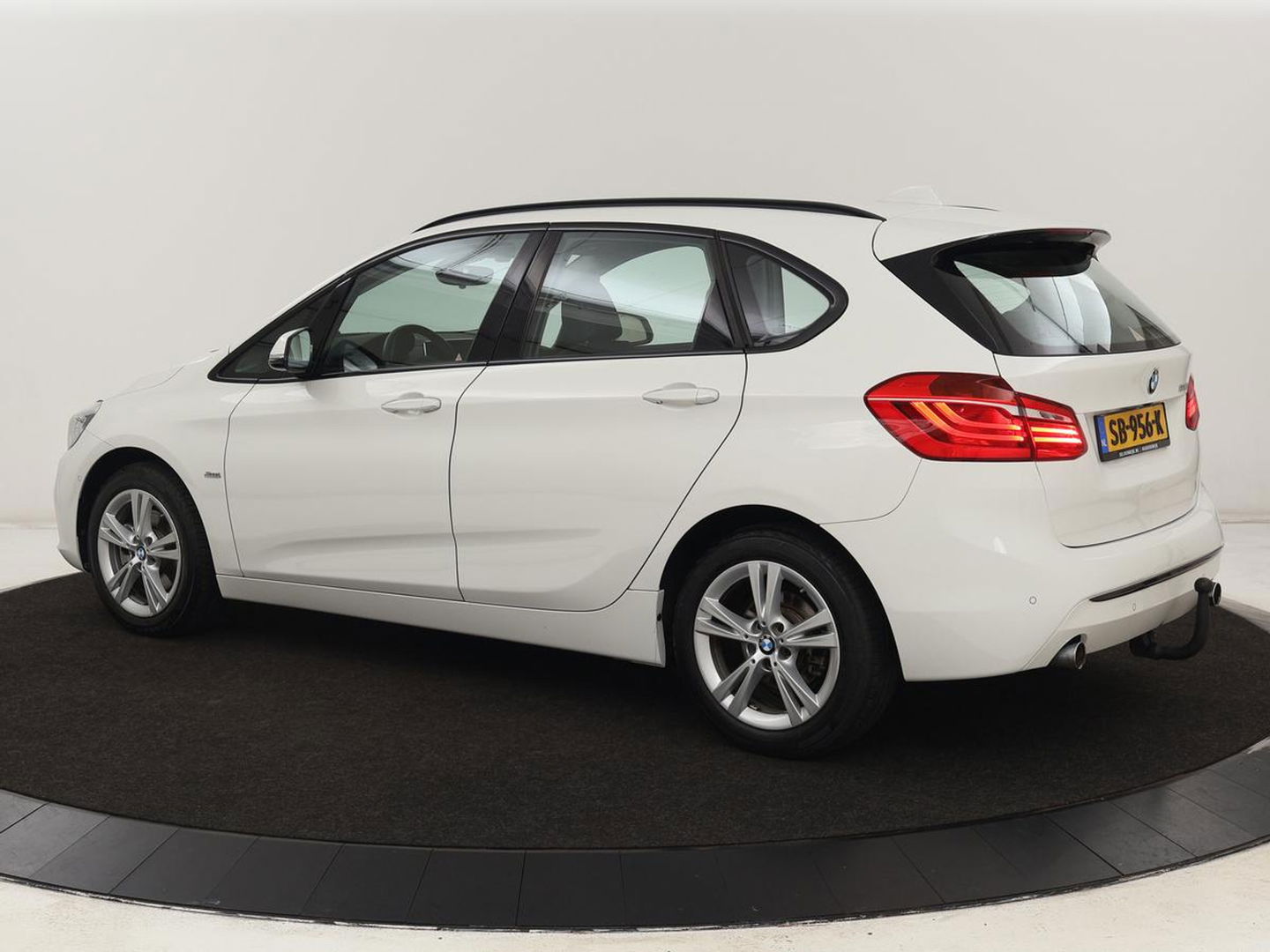 BMW 2 Serie Active Tourer 220i High Executive | Trekhaak | Head-up display | Cruise Control | lederen bekleding | LED koplampen | Navigatie | Stoelverwarming | LMV 17 |