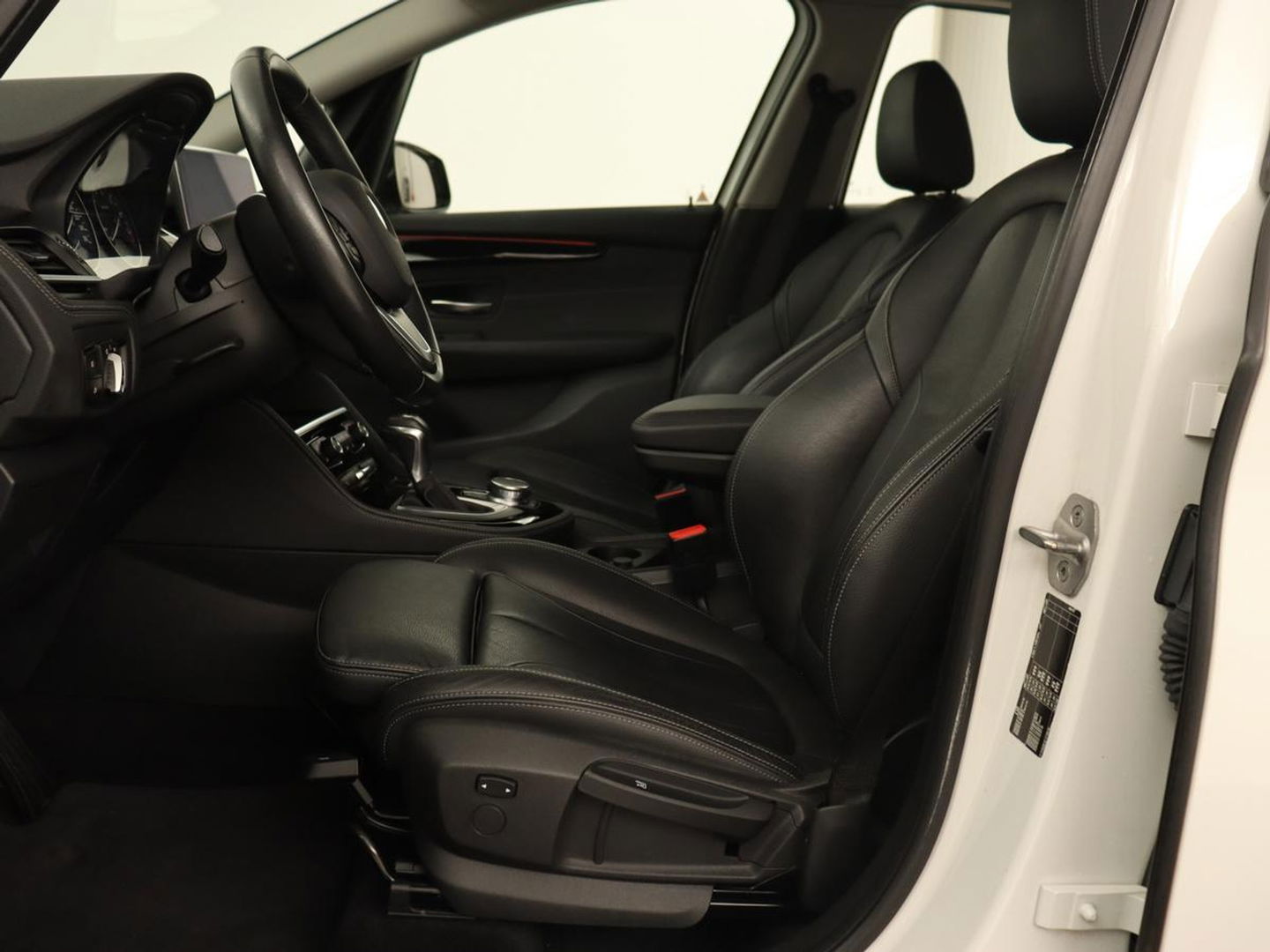 BMW 2 Serie Active Tourer 220i High Executive | Trekhaak | Head-up display | Cruise Control | lederen bekleding | LED koplampen | Navigatie | Stoelverwarming | LMV 17 |