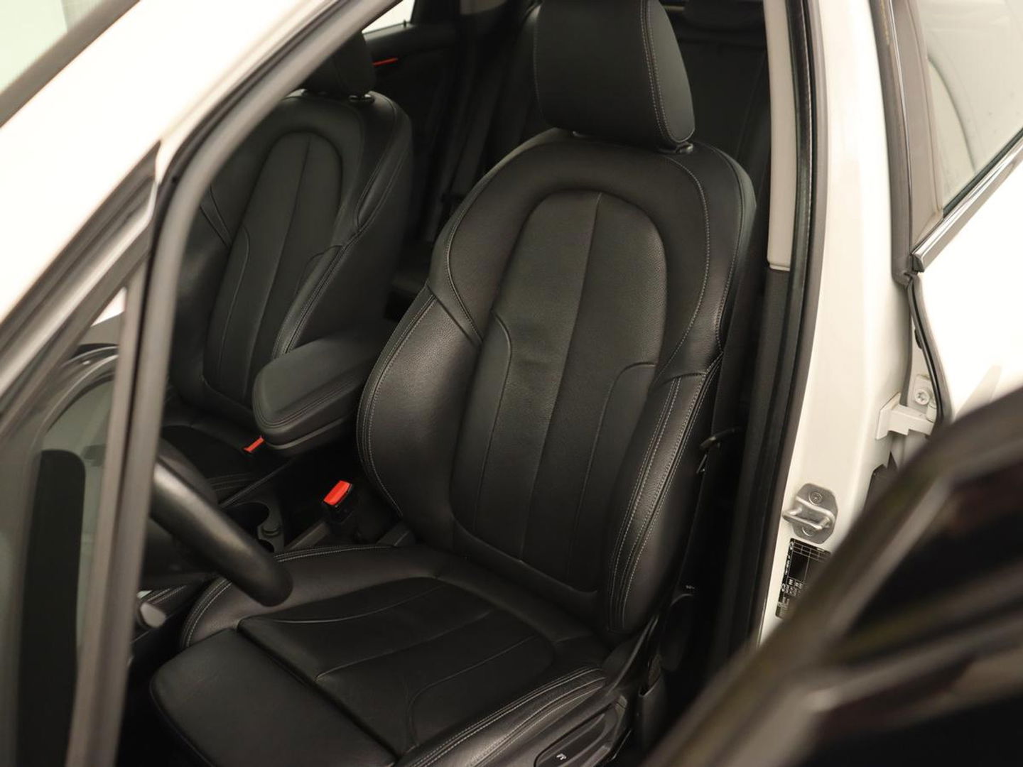 BMW 2 Serie Active Tourer 220i High Executive | Trekhaak | Head-up display | Cruise Control | lederen bekleding | LED koplampen | Navigatie | Stoelverwarming | LMV 17 |