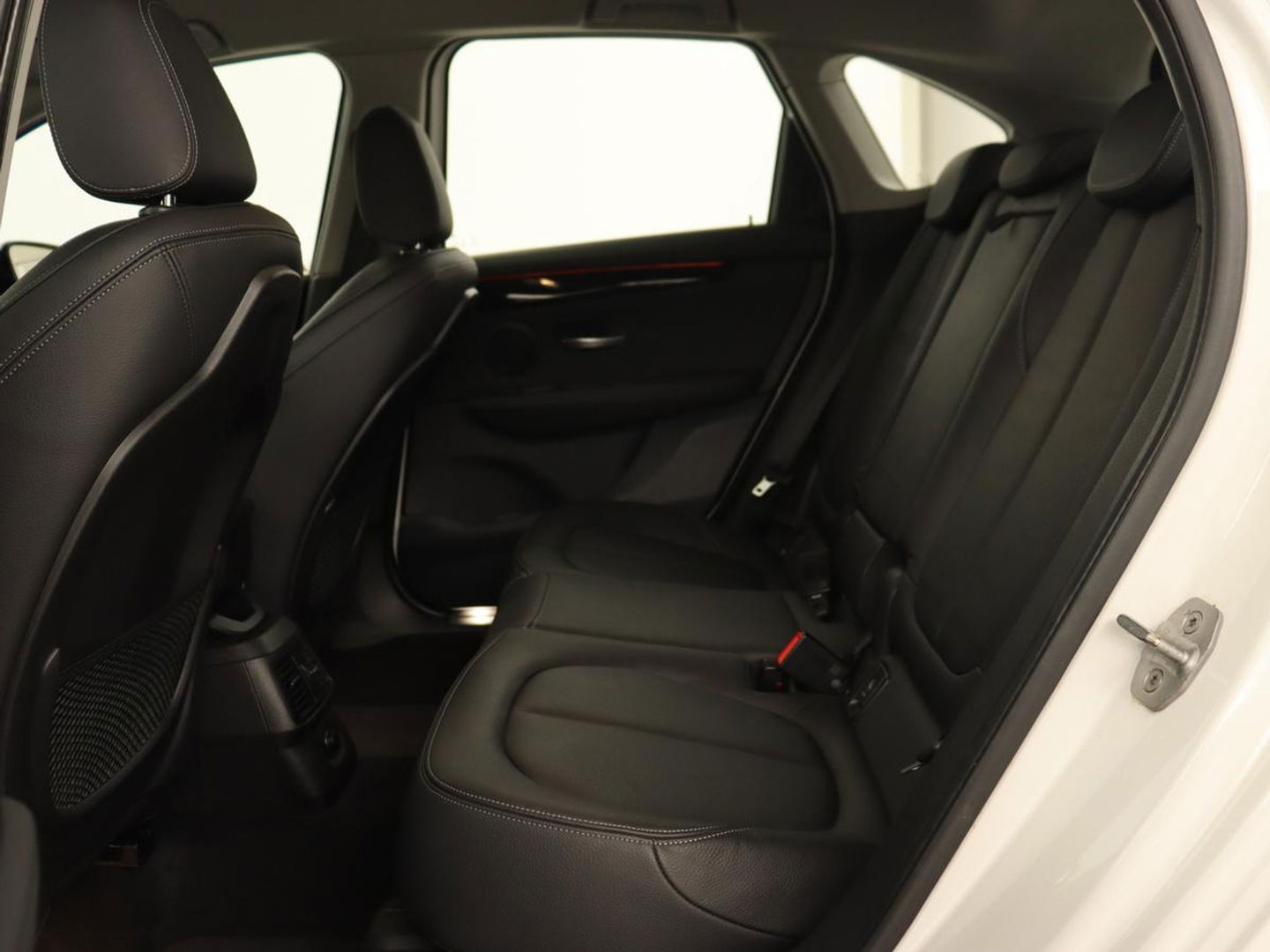 BMW 2 Serie Active Tourer 220i High Executive | Trekhaak | Head-up display | Cruise Control | lederen bekleding | LED koplampen | Navigatie | Stoelverwarming | LMV 17 |