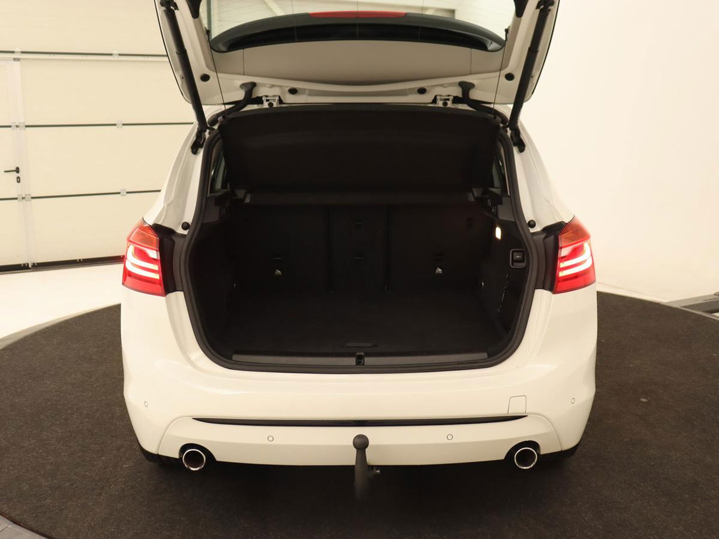 BMW 2 Serie Active Tourer 220i High Executive | Trekhaak | Head-up display | Cruise Control | lederen bekleding | LED koplampen | Navigatie | Stoelverwarming | LMV 17 |