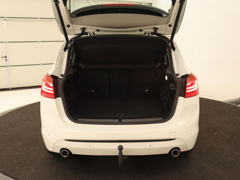 BMW 2 Serie Active Tourer 220i High Executive | Trekhaak | Head-up display | Cruise Control | lederen bekleding | LED koplampen | Navigatie | Stoelverwarming | LMV 17 |