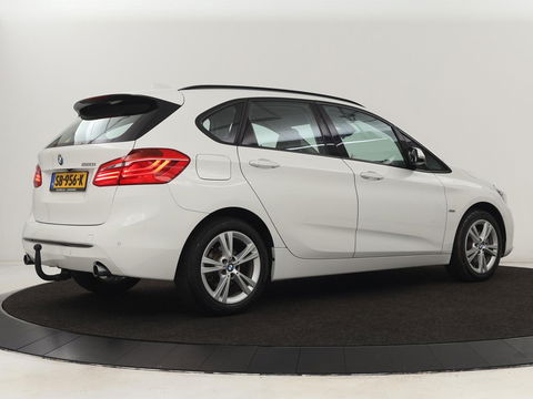 BMW 2 Serie Active Tourer 220i High Executive | Trekhaak | Head-up display | Cruise Control | lederen bekleding | LED koplampen | Navigatie | Stoelverwarming | LMV 17 |